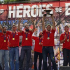 La selección española de baloncesto celebra la victoria en el Eurobásquet, este lunes en Madrid.-AFP