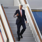 El secretario de Estado de Estados Unidos, John Kerry a su llegada al aeropuerto Vnukovo de Moscú.-EFE/Yuri Kochetkov