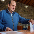 El presidente de la ejecutiva del PNV, Andoni Ortuzar, vota este domingo para las elecciones generales.-EFE / JAVIER ZORRILLA