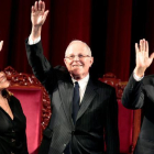 El presidente de Perú, Pedro Pablo Kuczynski (centro), junto al vicepresidente Martin Vizcarra (derecha) y la vicepresidente segunda, Mercedes Arao (izquierda), en un acto en Lima en junio del 2016.-JANINE COSTA / REUTERS