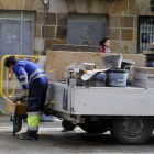 Un trabajador municipal en el Collado. / V.G.-