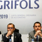 Los consejeros delegados de Grifols, Raimon Grifols (i) y Víctor Grifols Deu (d), al inicio de la Junta General de Accionistas de la multinacional catalana de hemoderivados.-EFE