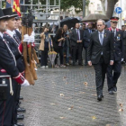 La delegación de la Generalitat con el ’president’ Quim Torra a la cabeza durante la ofrenda floral en el monumento de Rafael Casanova con motivo de los actos de la Diada.-JORDI COTRINA