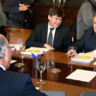 El presidente de la Plataforma contra la Morosidad, Antoni Cañete, en el centro, junto a Josep González, de PIMEC, en una reunión con Montoro (de espaldas).-ÁLVARO MONGE