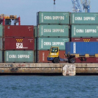 Contenedores con productos de China en el muelle de Levante del Puerto de-MIGUEL LORENZO