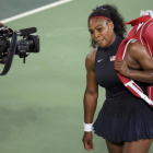 Serena Williams abandona cabizbaja la pista central.-REUTERS / TOBY MELVILLE
