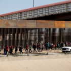 Oficiales migratorios de los Estados Unidos vigilan a los detenidos.-REUTERS