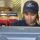 Sasha Obama, con su uniforme de trabajo en la caja del restaurante 'Nancy's' en la isla de Martha's Vineyard  (Massachusetts).-AP / CHRISTOPHER EVANS