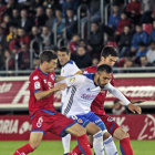 Íñigo Pérez y Carlos Gutiérrez intentan frenar al delantero zaragocista Borja Iglesias.-Mario Tejedor