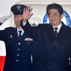 El primer ministro de Japón, Shinzo Abe, saluda antes de tomar el avión rumbo a Hawái.-AFP / KAZUHIRO NOGI