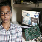 Ahmed Mohamed, de 14 años, fotografiado en su habitación junto con el reloj que elaboró y fue confundido por una bomba.-DALLAS MORNING NEWS / VERNON BRYANT