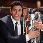 Marc Márquez se abrazó, anoche, al trofeo en el que están inscritos los nombres de todos los campeones.-/ ALEJANDRO CERESUELA