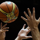 Dos jugadores disputan una pelota de baloncesto.-/ PIERRE-PHILIPPE MARCOU