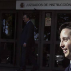 El 'pequeño Nicolás' a las puertas de los juzgados en Madrid, donde ha declarado este lunes 21 de septiembre.-FERNANDO ALVARADO / EFE