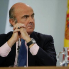 El ministro de Economía, Luis de Guindos, en la rueda de prensa posterior a un Consejo de Ministros.-JOSÉ LUIS ROCA