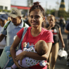 Joven participante en la caravana sostiene a un niño-Rodrigo Sura / EFE