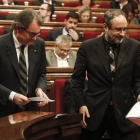 Artur Mas y Antonio Baños, durante el último pleno de investidura en el Parlament de Cataluña.-JULIO CARBÓ