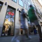 La tienda de H&M en el paseo de Gràcia.-FERRAN NADEU