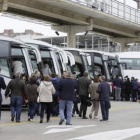Los pasajeros del 'Costa Fascinosa' se dirigen a los autocares tras desembarcar este viernes en Palma.-Foto: EFE / MONTSERRAT T. DIEZ