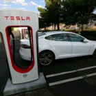 Un Tesla S conectado a un punto de recarga en California.-REUTERS / SAM MIRCOVICH