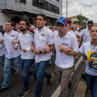 El líder opositor Henrique Capriles (segundo por la derecha) y la esposa del líder opositor Leopoldo López, Lilian Tintori, participan en una manifestación contra el gobierno nacional.-MIGUEL GUTIERREZ / EFE