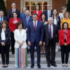 El presidente del Gobierno, Pedro Sánchez, rodeado de sus ministras y ministros, en octubre del 2018.-JOSÉ LUIS ROCA