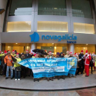Afectados por las preferentes de Novagalicia Banco se manifiestan ante la sede central de esta entidad en Vigo, en el 2012.-SALVADOR SAS / EFE