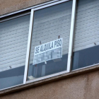 Cartel anunciando el alquiler de una vivienda en Soria.-VALENTÍN GUISANDE