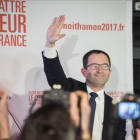Benoit Hamon saluda a sus seguidores tras ganar la primera vuelta de las primarias de los socialistas franceses.-EFE / JEREMY LEMPIN