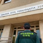 Un guardia civil frente a la Comandancia en Soria. HDS