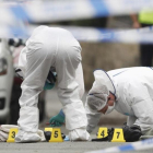Forenses de la policía británica trabajan en el lugar donde la dipurada Jo Cox fue asesinada.-REUTERS / PHIL NOBLE