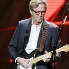 Eric Clapton, en diciembre del 2012, durante un concierto benéfico en favor de los damnificados por el huracán Sandy.-AP / STARPIX / DAVE ALLOCCA