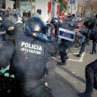 Cargas de los Mossos contra los CDR en Drassanes, en Barcelona.-FERRAN NADEU