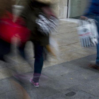 Día de compras en el centro de Barcelona.-JORDI COTRINA