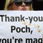 Una hincha del Tottenham muestra un cartel de apoyo a Pochettino en White Hart Lane-REUTERS / DYLAN MARTÍNEZ