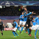 Ramos remata de cabeza a la salida de un córner el primer gol del Madrid ante el Nápoles.-AP / CIRO FUSCO