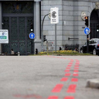 Señales verticales y rayas rojas en el suelo que delimitan Madrid Central.-DAVID CASTRO