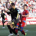 Fran Villalba pugna por el baón con Víctor Díaz, durante el partido del pasado sábado entre el Numancia y el Granada.-MARIO TEJEDOR