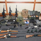 Las armas con las que un teniente de los EEUU planeaba un ataque masivo.-AFP