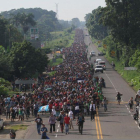 Migrantes hondureños caminan hacia Tapachula, de camino a Estados Unidos.-EFE