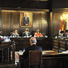 Un momento del pleno municipal celebrado ayer en el Ayuntamiento. / VALENTÍN GUISANDE-