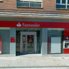 La fachada del Banco Santander en la calle General Martínez de Almazán.-HDS