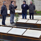 Javier Antón visitó ayer las 308 nuevas unidades de enterramiento con los responsables de la empresa ejecutora de las obras y los técnicos municipales. / ÁLVARO MARTÍNEZ-