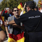 Concentración de ultras frente al pabellon Siglo XXI de Zaragoza donde se celebra la asamblea de Podemos.-EFE / TONI GALÁN