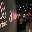 Logotipo de Airbnb en las oficinas de Tokio, Japón.-