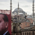 Una valla electoral de Erdogan con la mezquira Suleymaniye de Estambul al fondo.-YASIN AKGUL