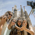 Un grupo de turistas se fotografía en la Sagrada Família.-FERRAN NADEU