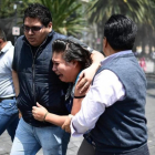 Ciudadanos aterrorizados por el terremoto de México.-AFP / RONALDO SCHEMIDT