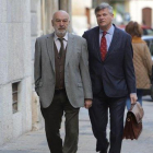 El juez Miguel Florit (izquierda), en los juzgados de Palma.-EUROPA PRESS / ISAAC BUJ