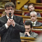 El presidente de la Generalitat, Carles Puigdemont, en la sesión de control en el Parlament.-FERRAN SENDRA